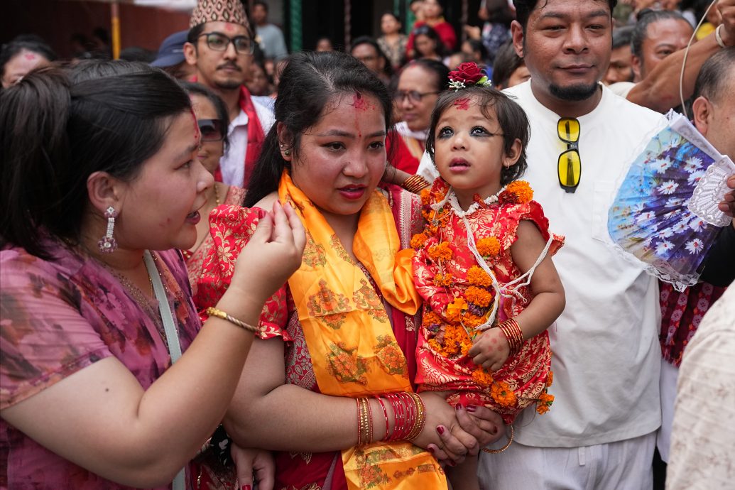 拼盘 尼泊尔2岁女娃 接任“活女神” 　