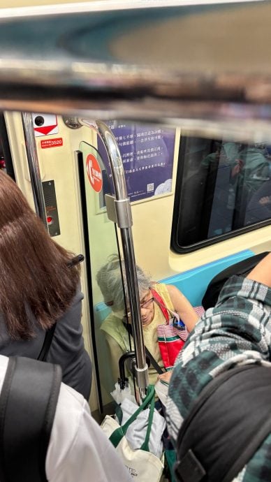 捷运老妇乖坐普通椅 不再强要优先座