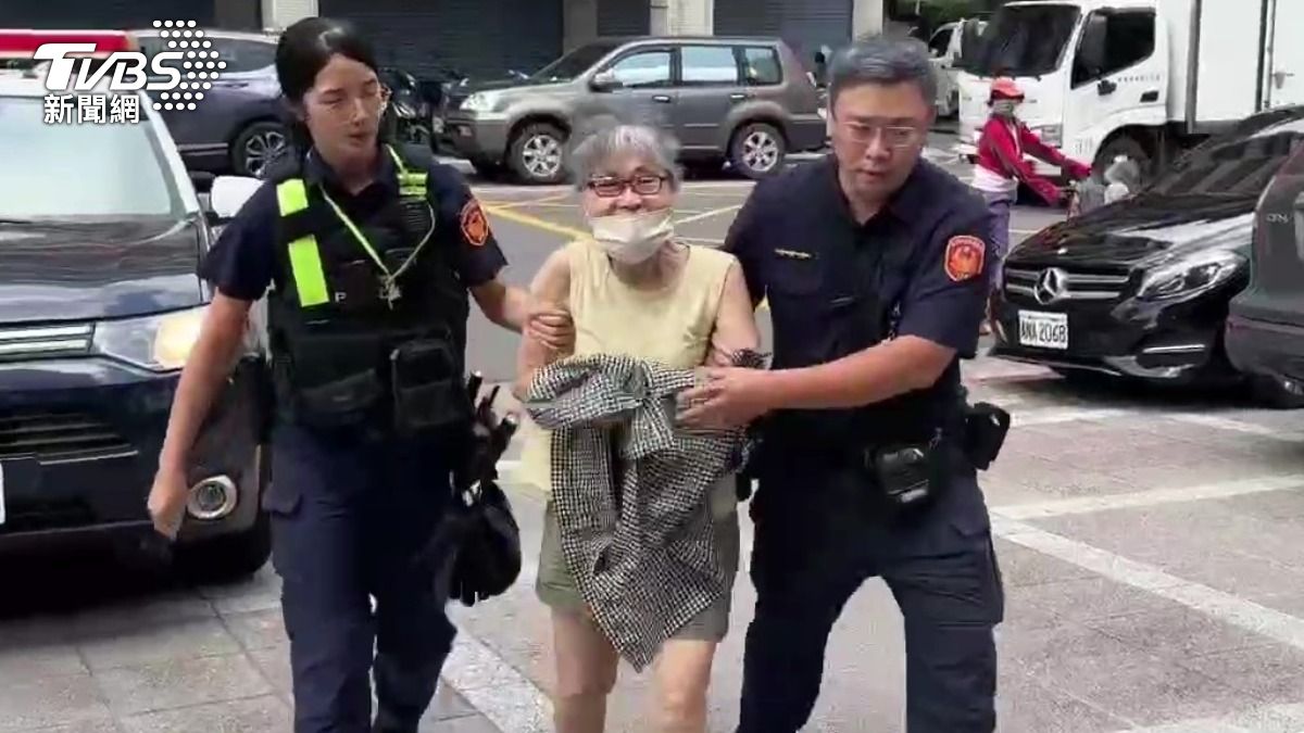 捷运被踹老妇是盗案通缉犯!上手铐还要媒体“尽量拍”