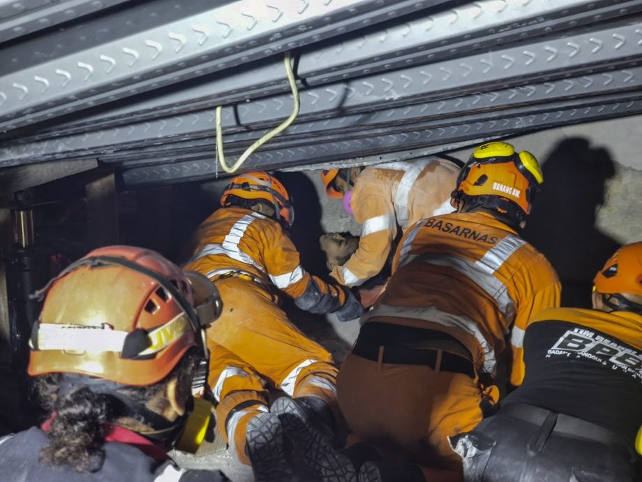 救援人员悲痛承认:学校倒塌现场已无生命迹象