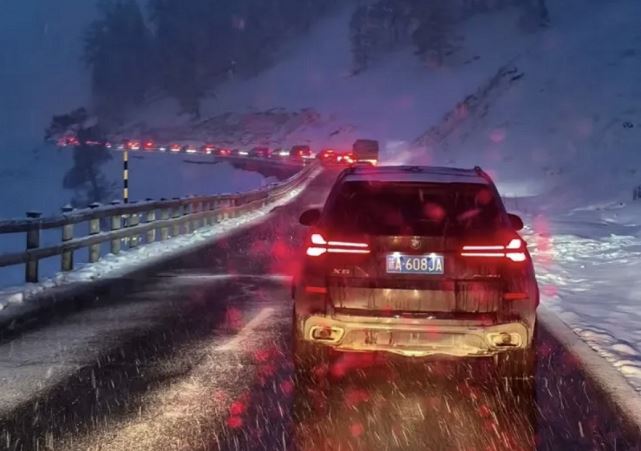 新疆喀纳斯景区降雪路面结冰 游客“2小时车程走了近12小时”