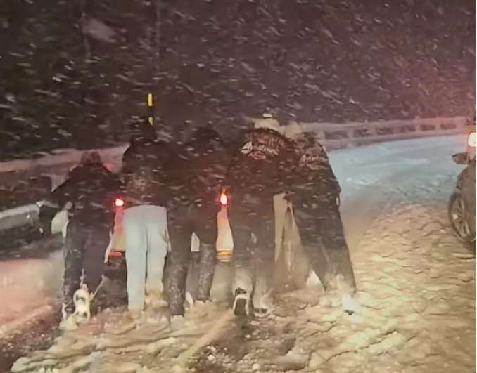 新疆喀纳斯景区降雪路面结冰 游客“2小时车程走了近12小时”