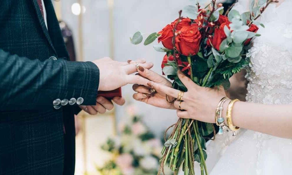 新郎婚礼迟到1小时只为这？ 新娘记恨多年气难消