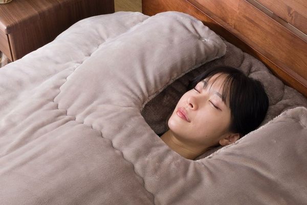 日本一款毛毯太猎奇　网笑：好像瞻仰遗容