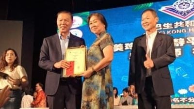 首届“2025年薪火相传千人谢师宴” 拨款5万8400感恩金予145名教师