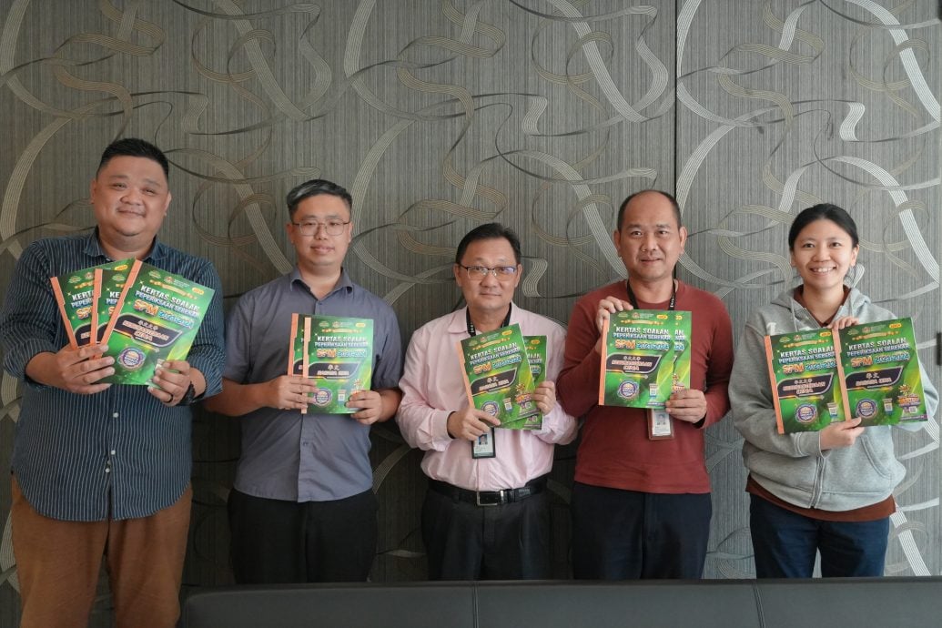 星洲日报“爱华文”派发SPM参考书