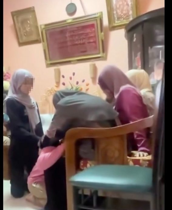 晚辈下跪道歉 “吹风姨水瓢姨”和解了