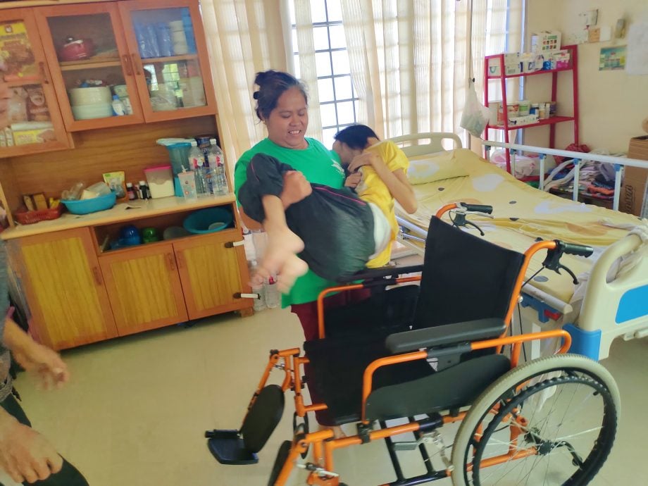 暖势力/每周2次复健虽艰辛  父母不放弃