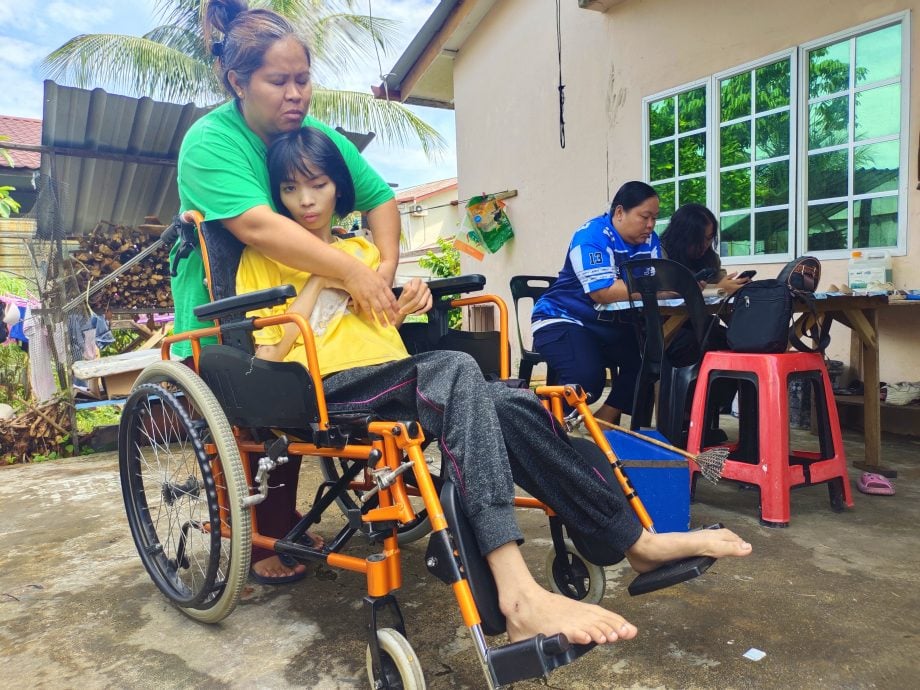 暖势力/每周2次复健虽艰辛  父母不放弃