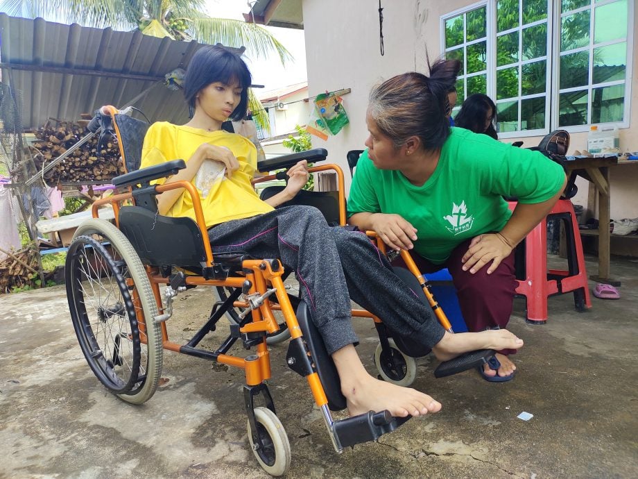 暖势力/每周2次复健虽艰辛  父母不放弃