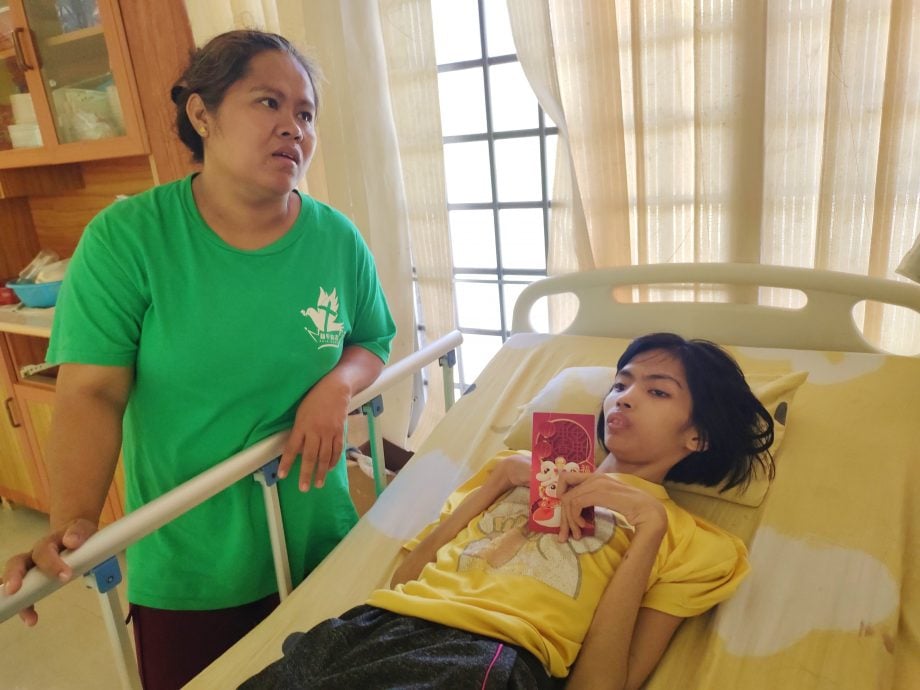 暖势力/每周2次复健虽艰辛  父母不放弃