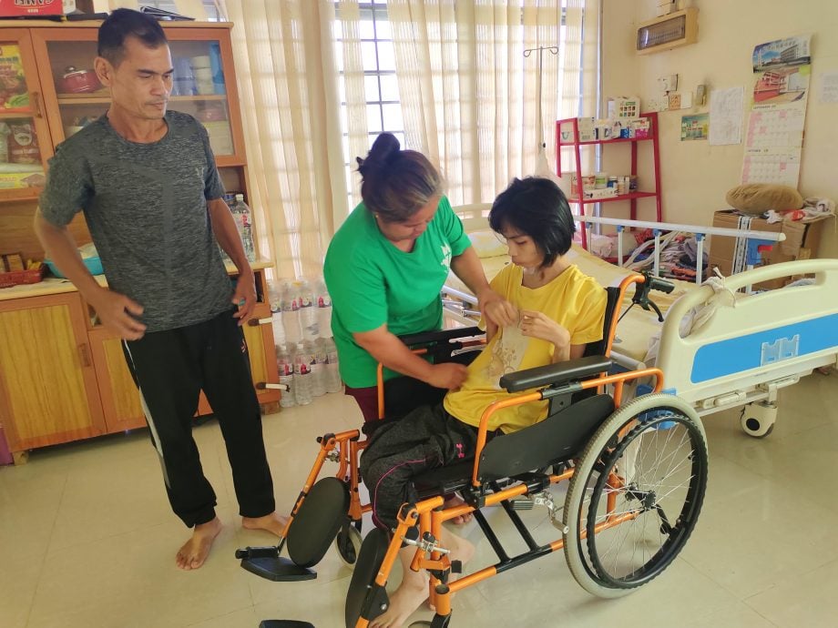 暖势力/每周2次复健虽艰辛  父母不放弃