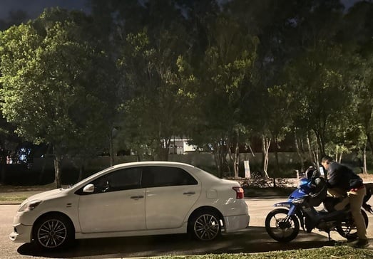 暖势力|深夜爆胎获暖心相助 马来大哥陪她等拖车2小时