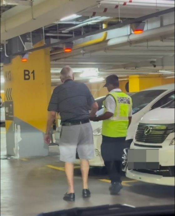 视频|停车场搀扶老翁取车 商场保安暖举感动全网