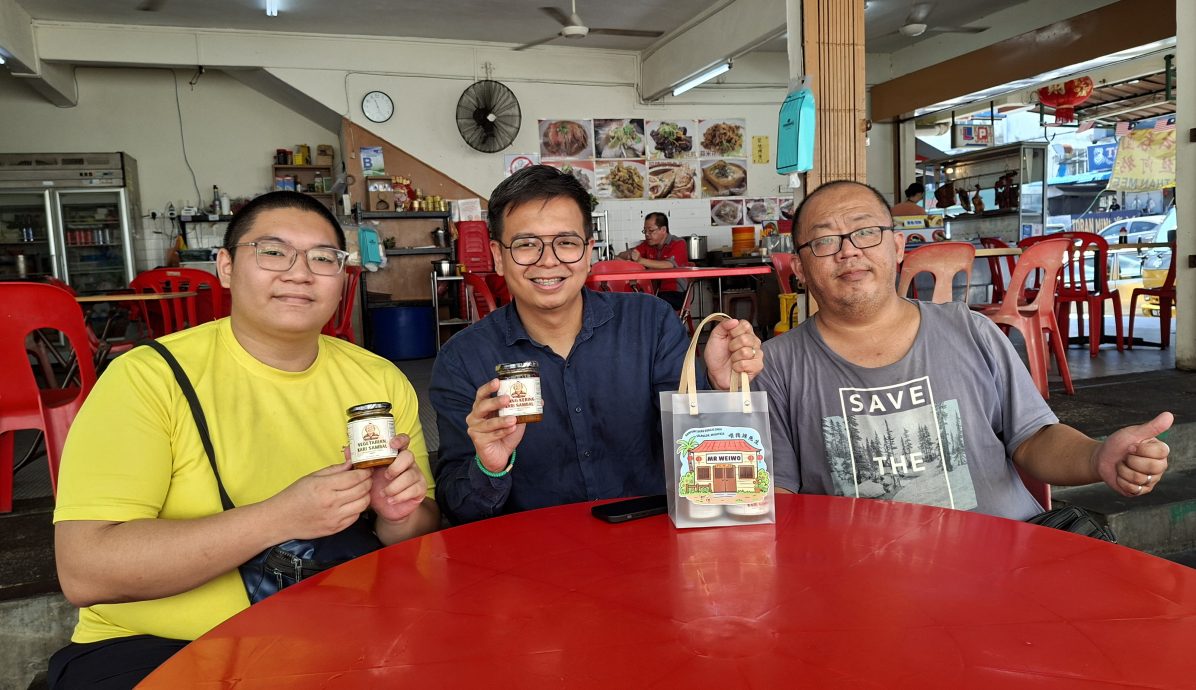 暖势力/优大生联同义父自家制咖喱叁巴酱筹学费,参加新村好品大赛推广/1图