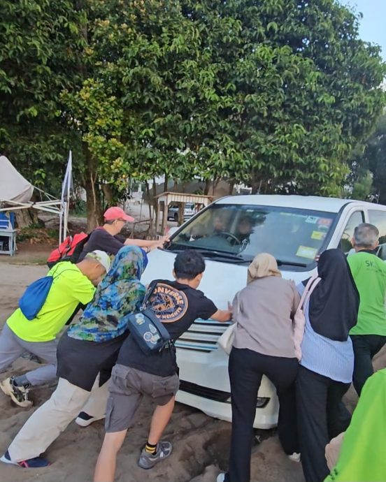 暖势力:关丹海滩上演“大马精神”温暖一幕,各族齐心协力助陷入沙滩的车脱困。