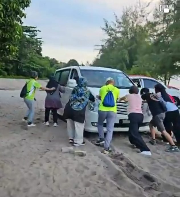 暖势力:关丹海滩上演“大马精神”温暖一幕,各族齐心协力助陷入沙滩的车脱困。