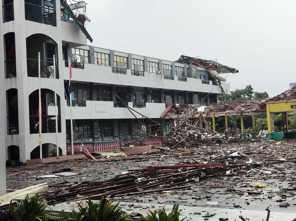 暴风雨引发严重风灾 昔江港多区满目苍夷