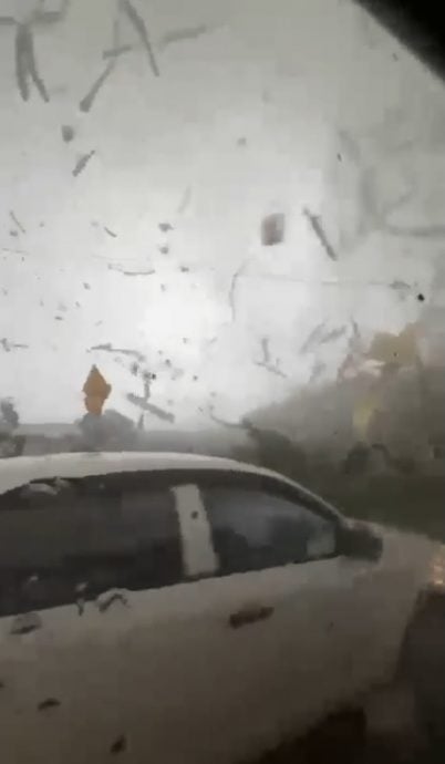 暴风雨引发严重风灾 昔江港多区满目苍夷