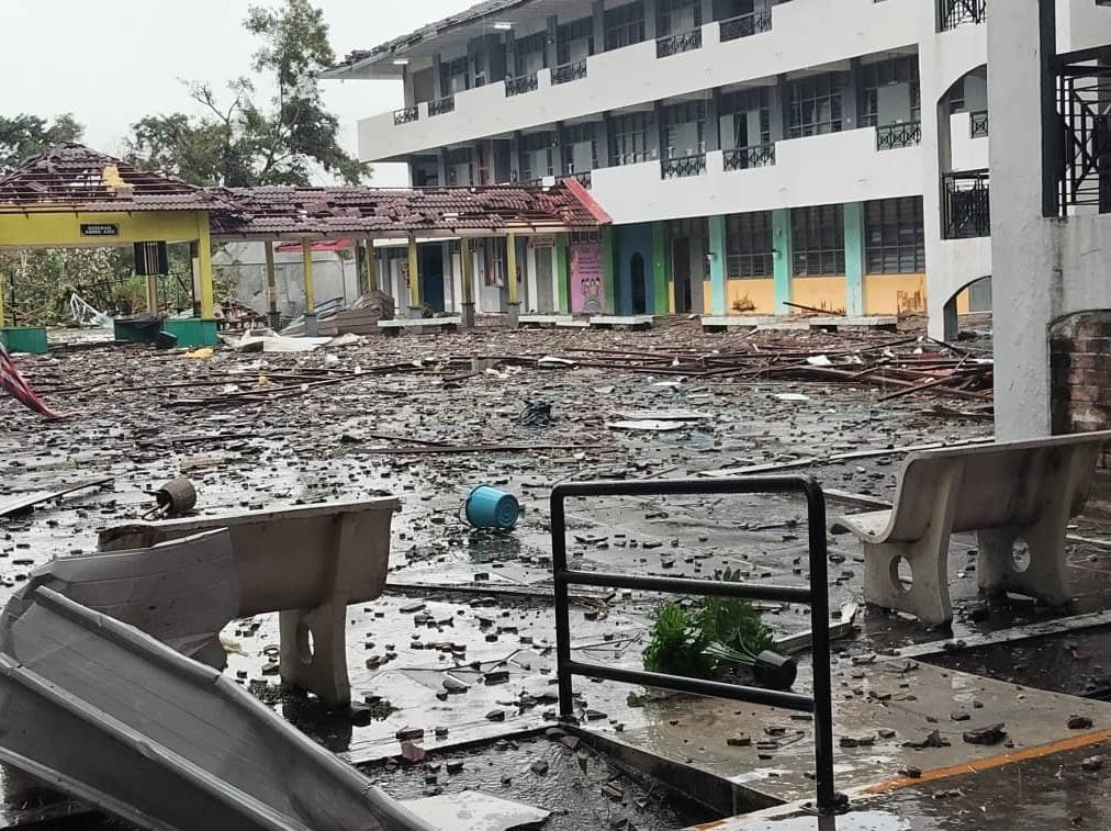 暴风雨引发严重风灾 昔江港多区满目苍夷