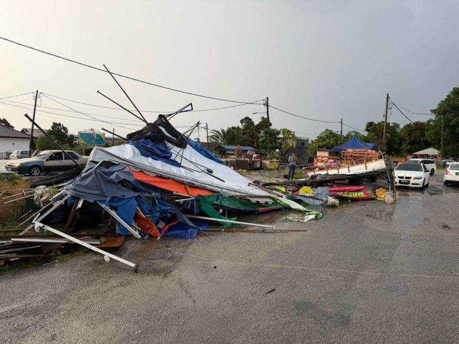 暴风雨突袭 多个路边摊被毁