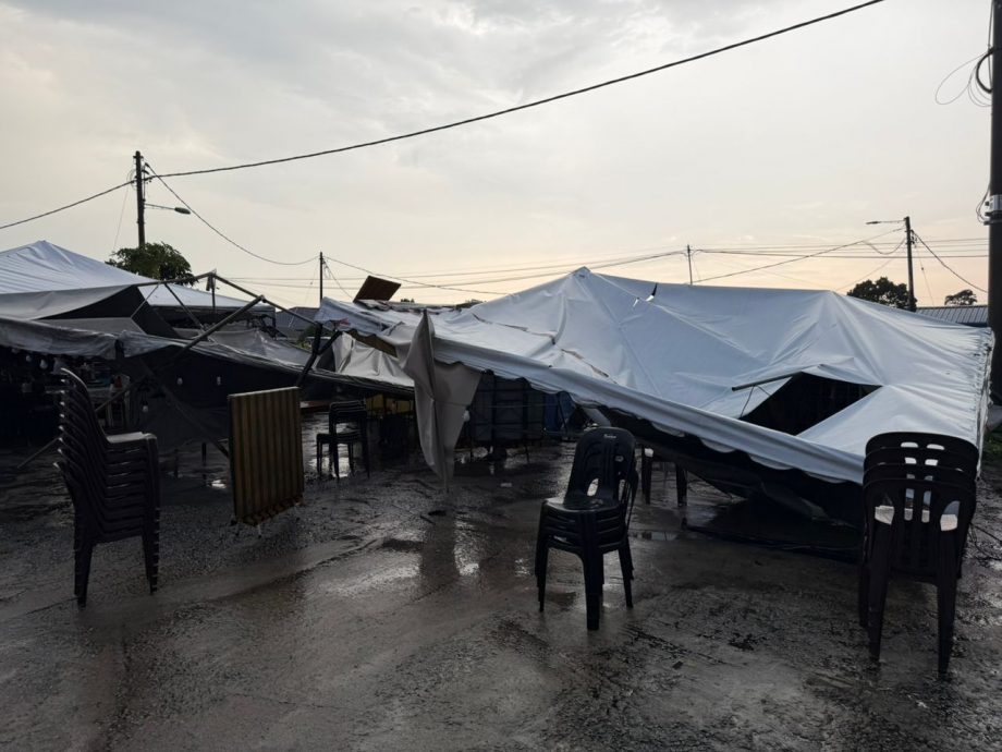 暴风雨突袭 多个路边摊被毁
