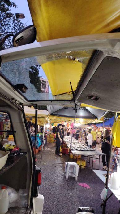 暴风雨突袭 多个路边摊被毁