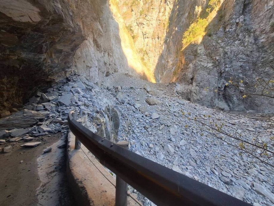 更新/台花莲立雾溪堰塞湖水从公路溢流 水位持续上涨、坝体落石