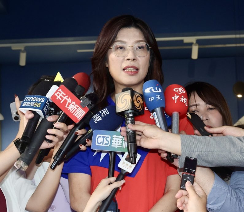 更新)绿营出身以战将形象突围 郑丽文当选国民党主席