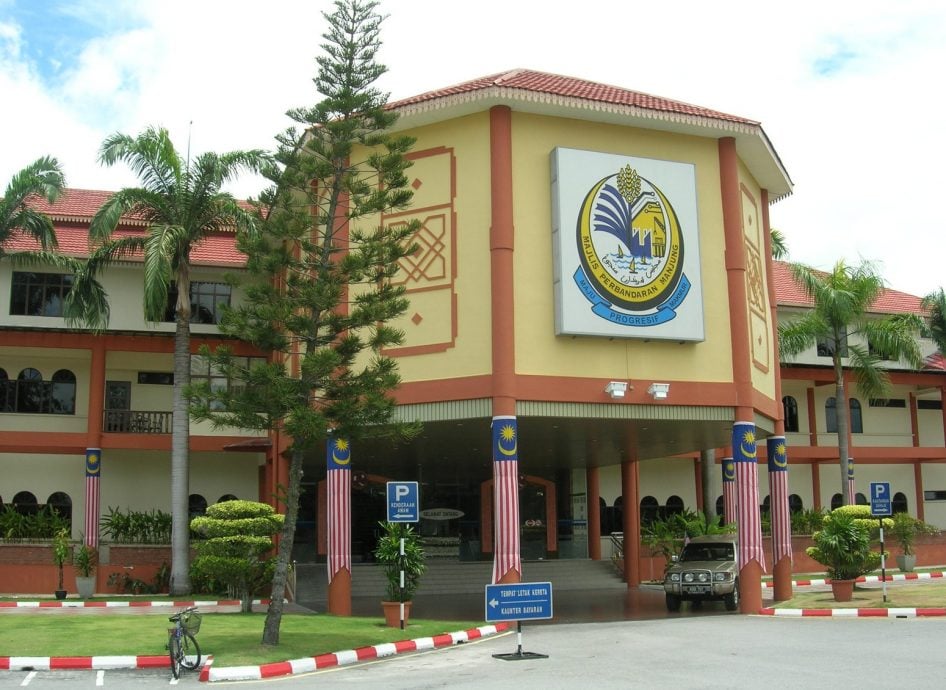 曼绒市议会给大优惠 100令吉可购14个月泊车贴纸