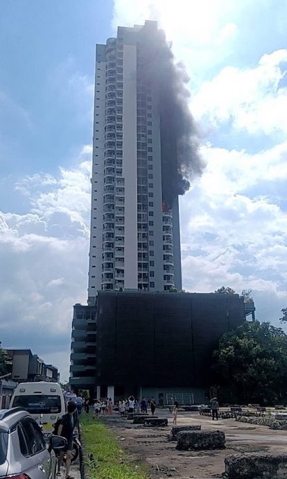 曼谷著名商场对面公寓大楼起火 逾千居民紧急疏散