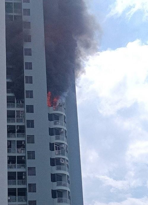 曼谷著名商场对面公寓大楼起火 逾千居民紧急疏散