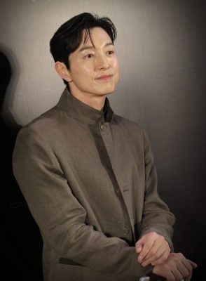 曾与前妻网恋3年 《黑暗荣耀》郑星一离婚