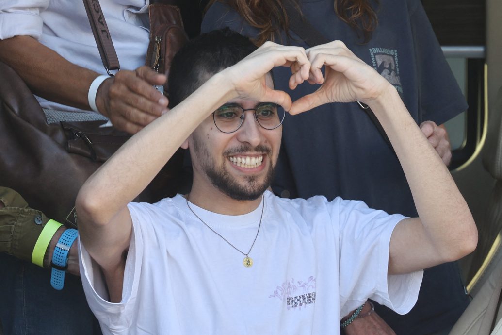 曾被迫自掘坟墓 饱受磨难后大卫终与家人团聚