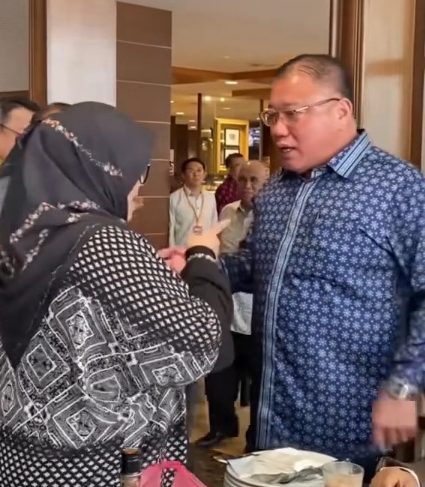 有视频//旅游宴有酒风波|玛丝艾米雅蒂“穷追不舍” 当面要求张庆信道歉