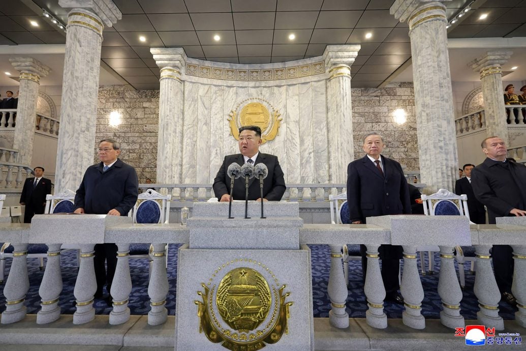 朝鲜举行劳动党成立80周年夜间阅兵仪式