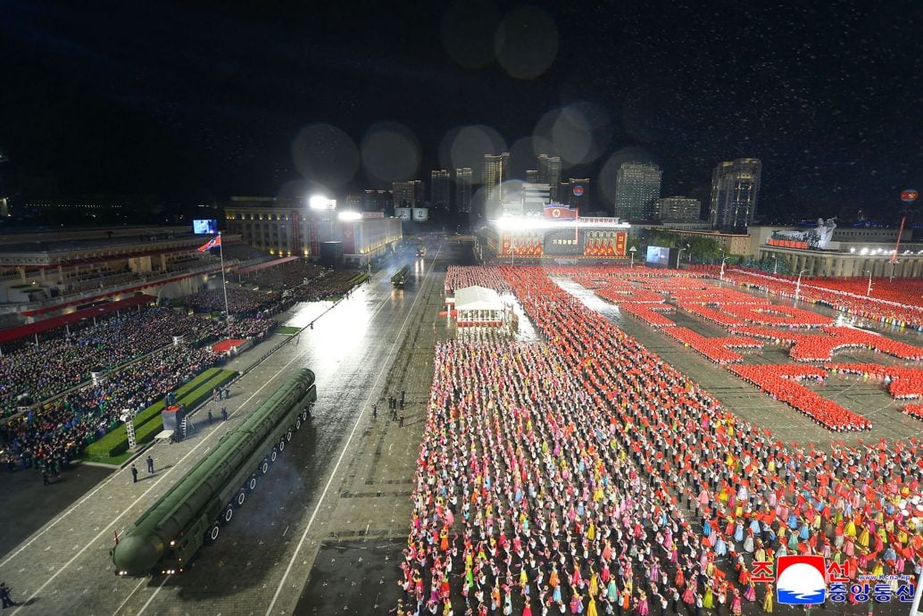 朝鲜举行劳动党成立80周年夜间阅兵仪式