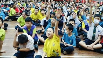 星洲阅报计划“有奖填字游戏”   2校学生抢答 气氛热烈