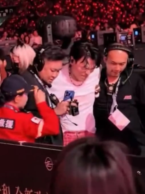 杨宗纬坠台意外首露面 6根肋骨断裂留后遗症