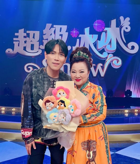 杨宗纬坠台意外首露面 6根肋骨断裂留后遗症