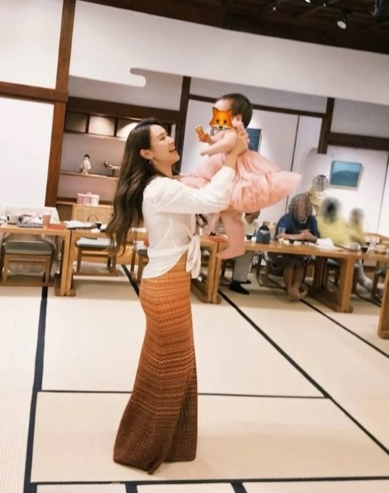 杨祐宁送弥月油饭 儿子正脸曝光