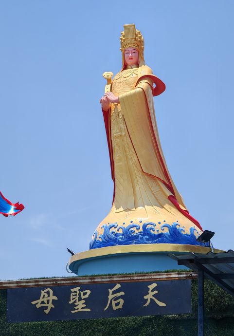 柔:可版头:峇无量寿佛静心殿,拥地势最高望海妈祖