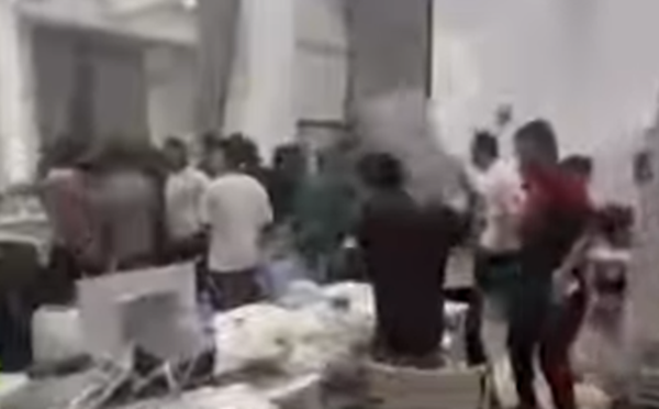 柬埔寨园区大暴动!上百人冲办公室宿舍狂砸 失控画面曝光