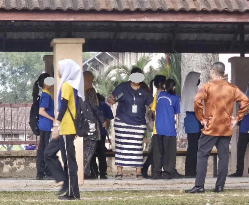 校园凶杀案|学校安检升级! 教师用金属探测器扫学生书包