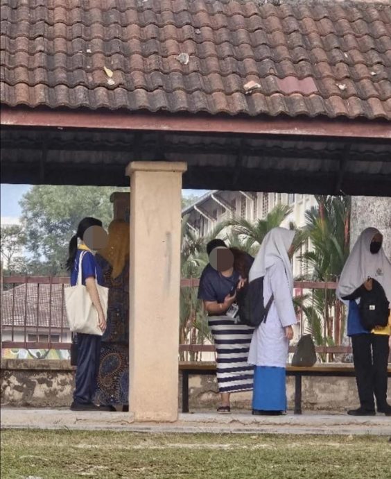 校园凶杀案|学校安检升级! 教师用金属探测器扫学生书包