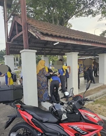 校园凶杀案|学校安检升级! 教师用金属探测器扫学生书包