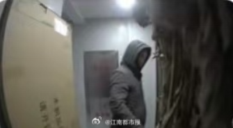 正妹直播主“开包裹爆炸”毁容　双眼肿剩一条线