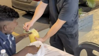 残障少年求职遭抢劫流落街头 陌生人暖心伸援手