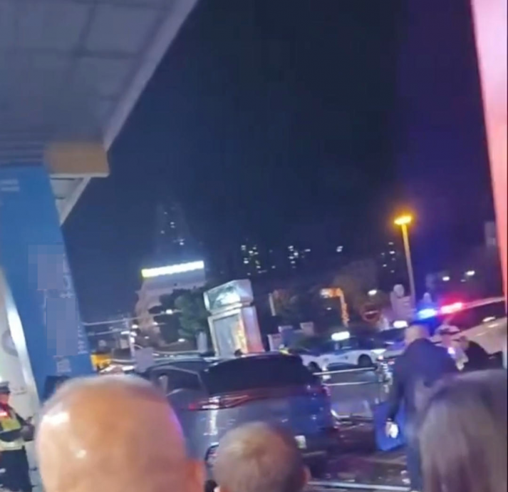 汽车失控撞行人  致2死3伤