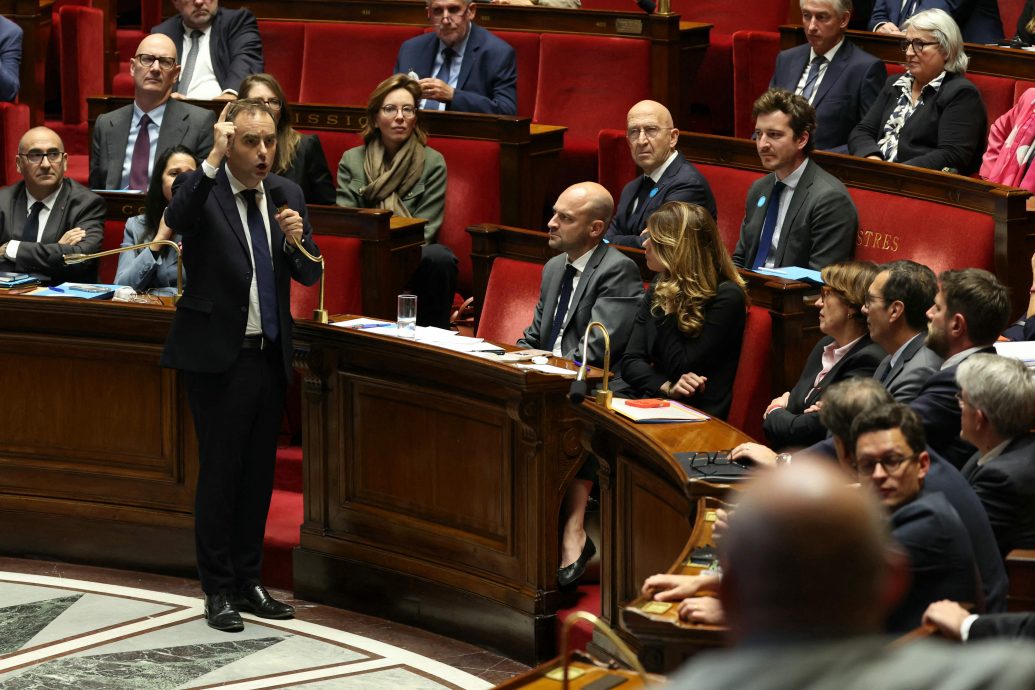 法国总理重大让步　提议暂停退休改革争取左派支持